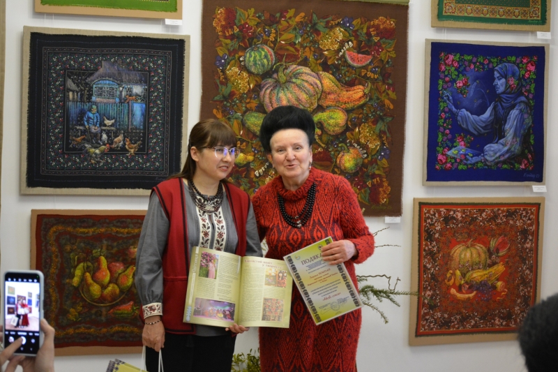 У Вінниці встановили новий національний рекорд за картини на старовинних хустках