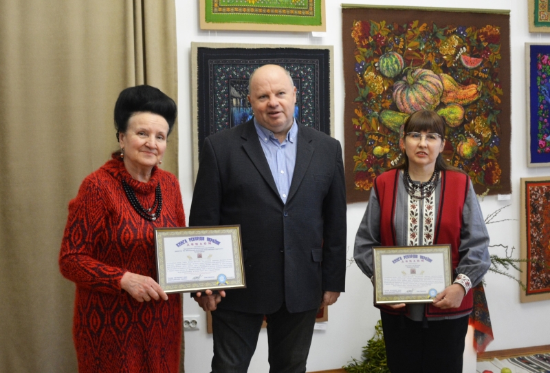 У Вінниці встановили новий національний рекорд за картини на старовинних хустках