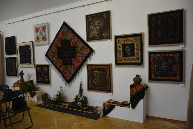 У Вінниці встановили новий національний рекорд за картини на старовинних хустках