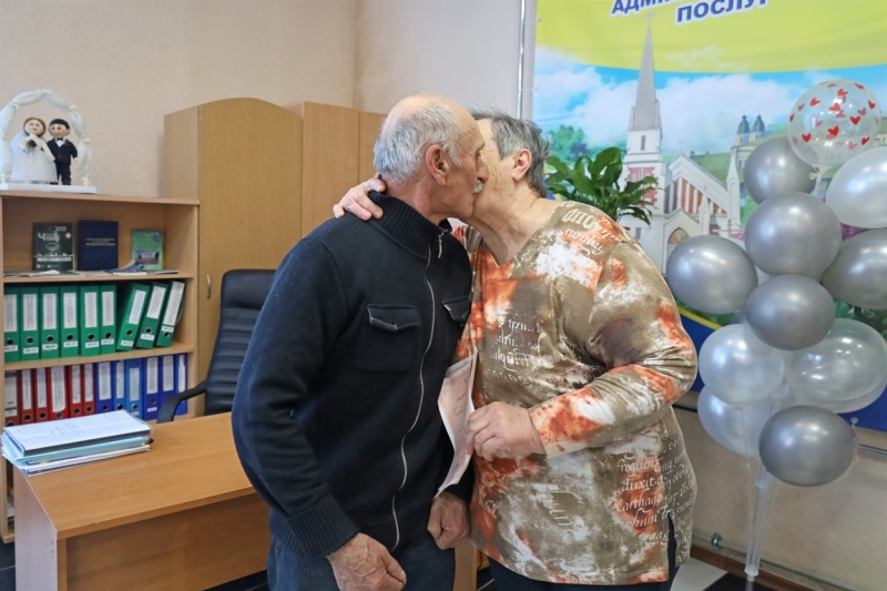 Жмеринчани стали в 70 років на весільний рушник