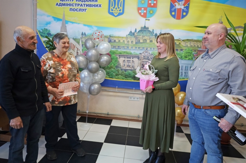 Жмеринчани стали в 70 років на весільний рушник