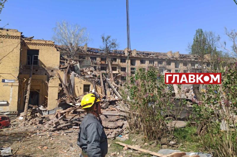 Київ оговтується після масованої російської атаки: фоторепортаж з місця удару