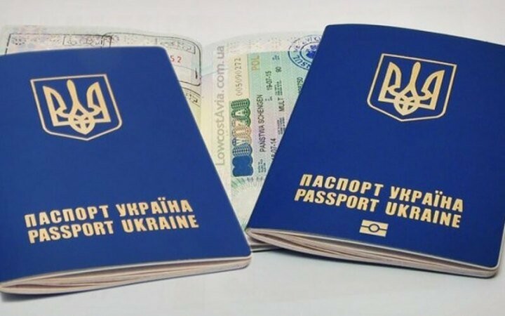 Без проходження ВЛК: для чоловіків за кордоном спростили процедуру оформлення паспорта