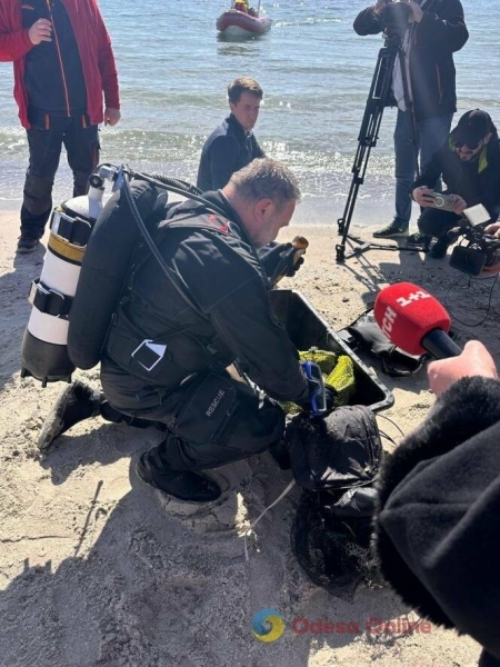 В Одесі розпочали підготовку до курортного сезону: водолази обстежують пляжі та прибирають сміття