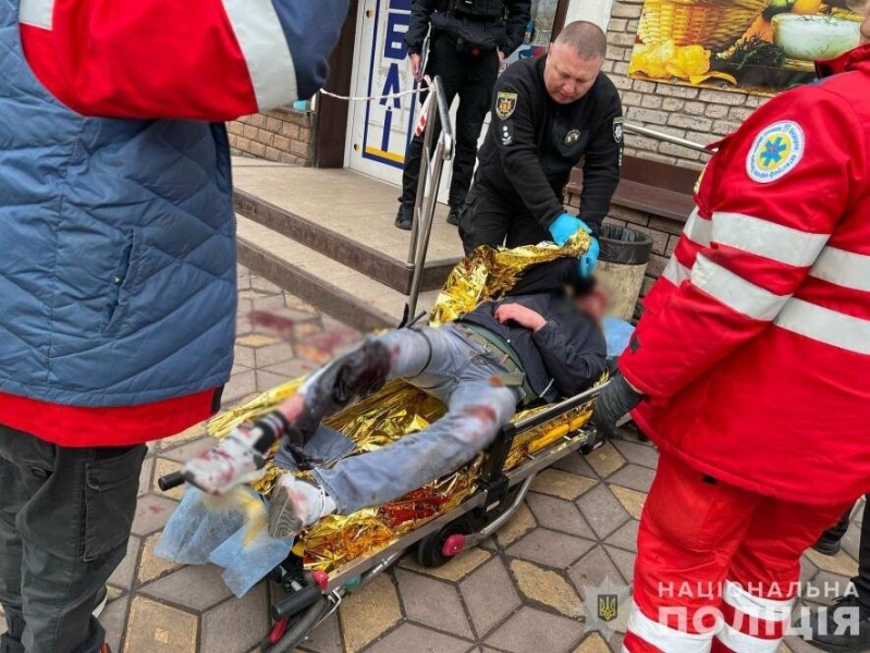 У Запоріжжі поліцейський двічі вистрелив в чоловіка, який погрожував ножем продавчиням магазину