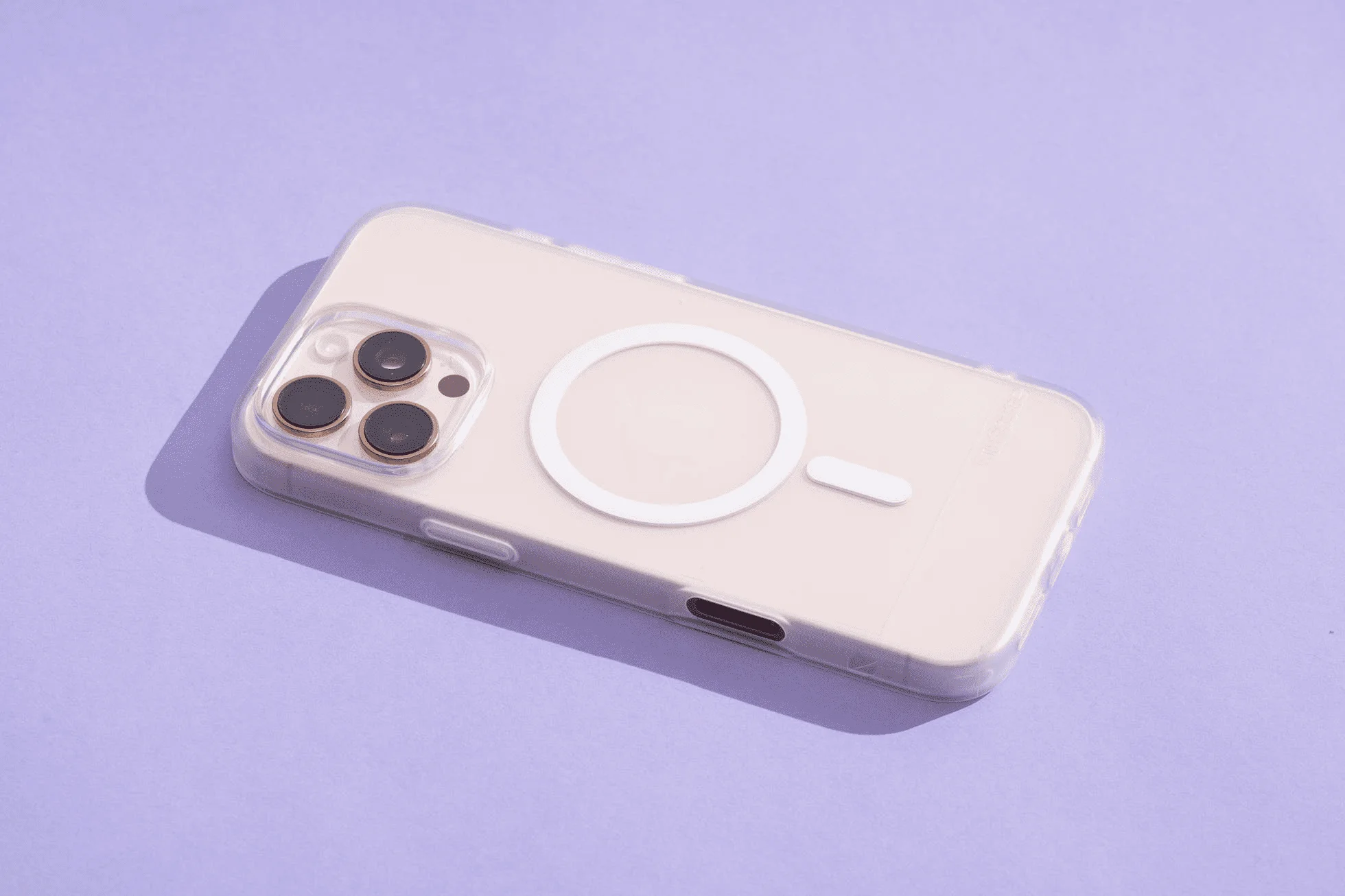 чехлы для iPhone 16