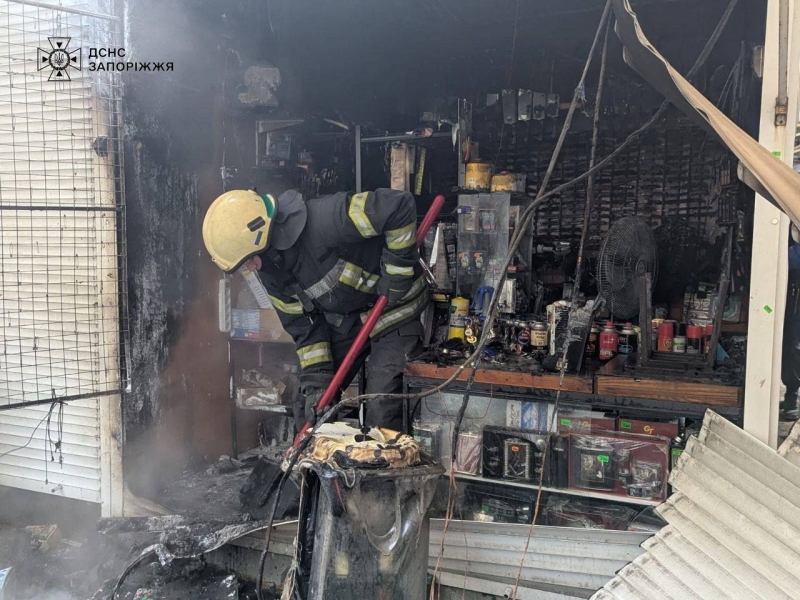 У Запоріжжі ліквідували займання торгівельного кіоску