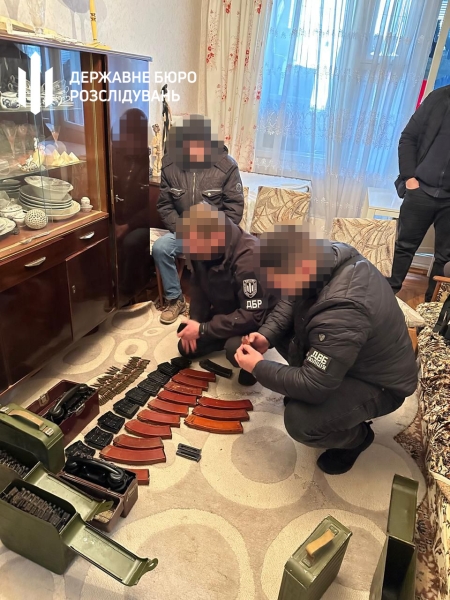Тисячі патронів, гранатомети та снайперські гвинтівки: у Києві виявлено сховок зі зброєю