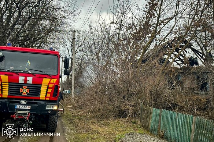 Рятувальники приборкали пожежу в житловому будинку на Хмельниччині