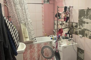 Внаслідок ворожої атаки у Броварах загорівся готельно-ресторанний комплекс