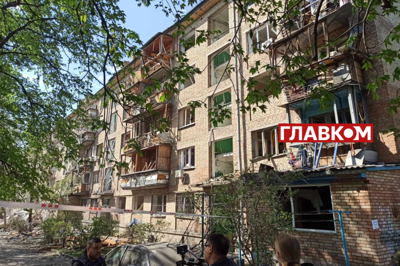 Київ оговтується після масованої російської атаки: фоторепортаж з місця удару