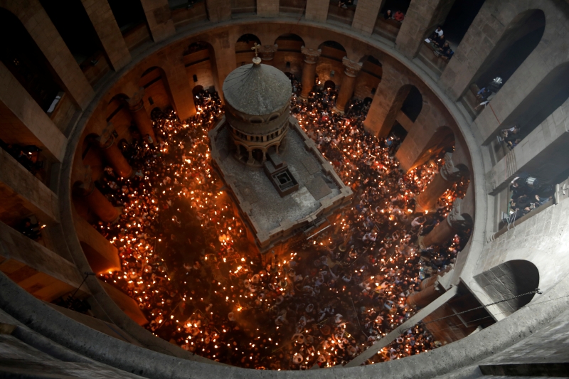 В Єрусалимі у Храмі Гробу Господнього відбулося сходження Благодатного вогню