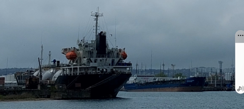 Росія продовжує використовувати Керченський рибний порт для експорту зрідженого газу та українського зерна