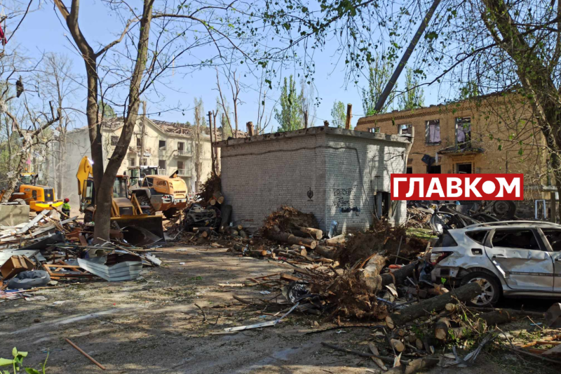 Київ оговтується після масованої російської атаки: фоторепортаж з місця удару