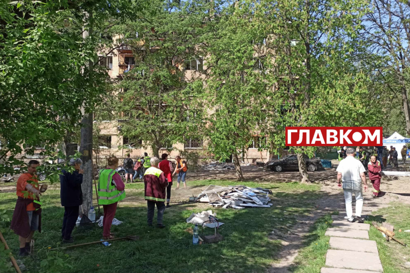 Київ оговтується після масованої російської атаки: фоторепортаж з місця удару