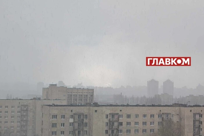 Сніг посеред весни: у Києві почалася завірюха (відео)