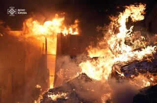 Ракетна атака на Київ: кадри наслідків від ДСНС