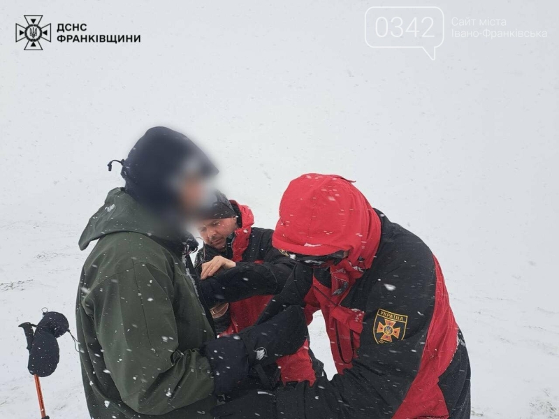 Турист з столиці заблукав у засніжених Карпатах: на допомогу прийшли рятувальники (ФОТО, ВІДЕО)