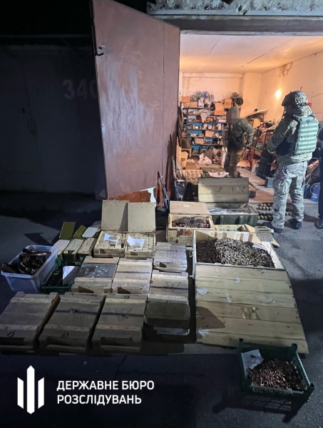 Тисячі патронів, гранатомети та снайперські гвинтівки: у Києві виявлено сховок зі зброєю