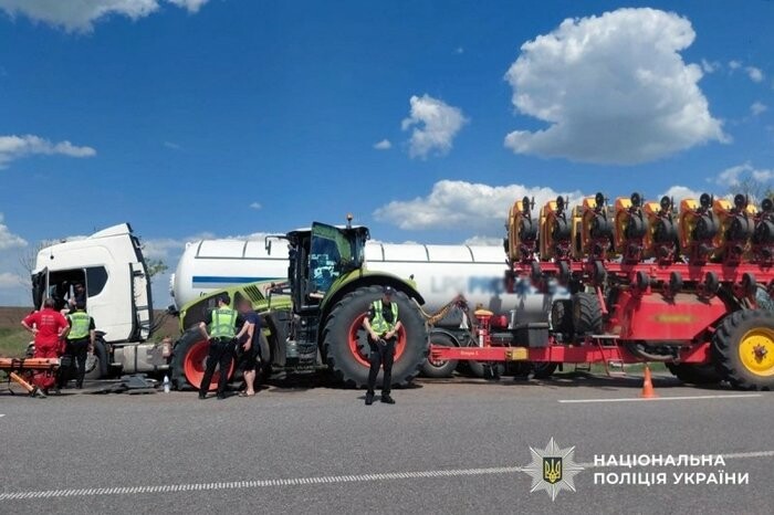 На трасі "Стрий - Ізварине" зіткнулися вантажівка та трактор: є постраждалий