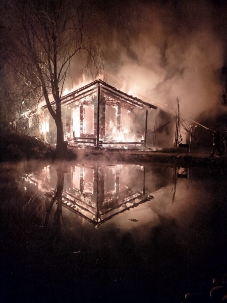 Внаслідок ворожої атаки у Броварах загорівся готельно-ресторанний комплекс