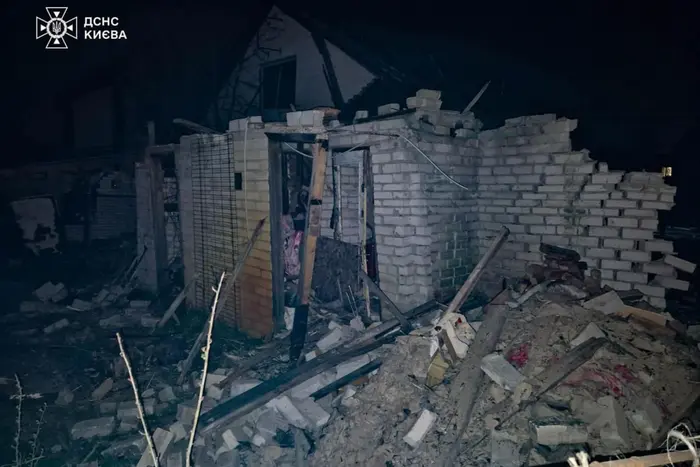 Пошкоджені будинки та авто: наслідки ворожої атаки на Київ (фото)