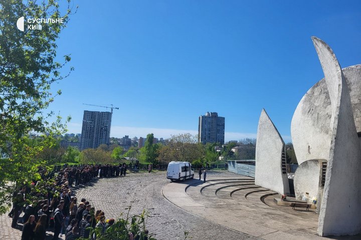 Київ попрощався зі 17-річним Данилом Худею та його батьками, що загинули від атаки РФ