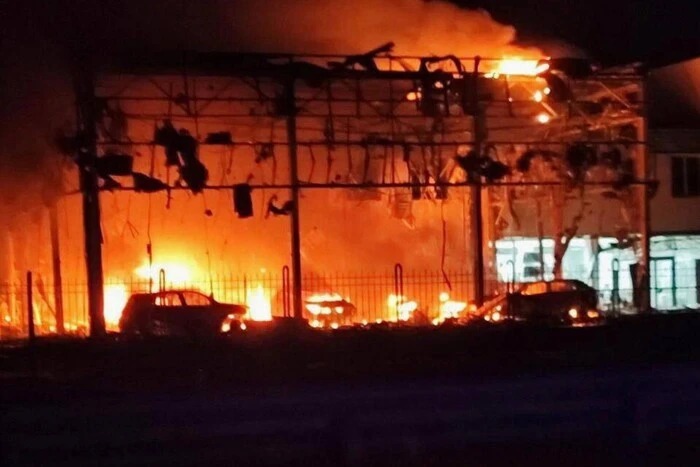 На Київщині через ворожу атаку виникли пожежі: постраждав чоловік