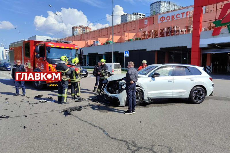 Моторошна ДТП на Здолбунівській: у Києві зіштовхнулися два позашляховики