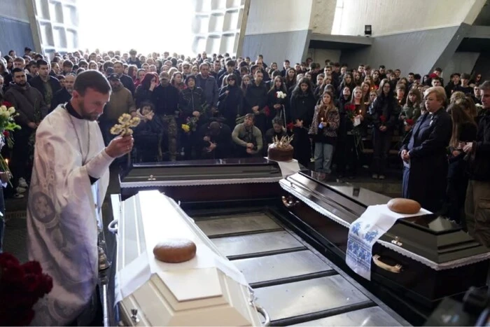 Київ попрощався зі 17-річним Данилом Худею та його батьками, що загинули від атаки РФ