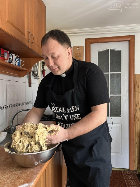 "Мирного усім Великодня": відомий священник з Тернопільщини Олексій Філюк поділився унікальним рецептом паски (ФОТО)