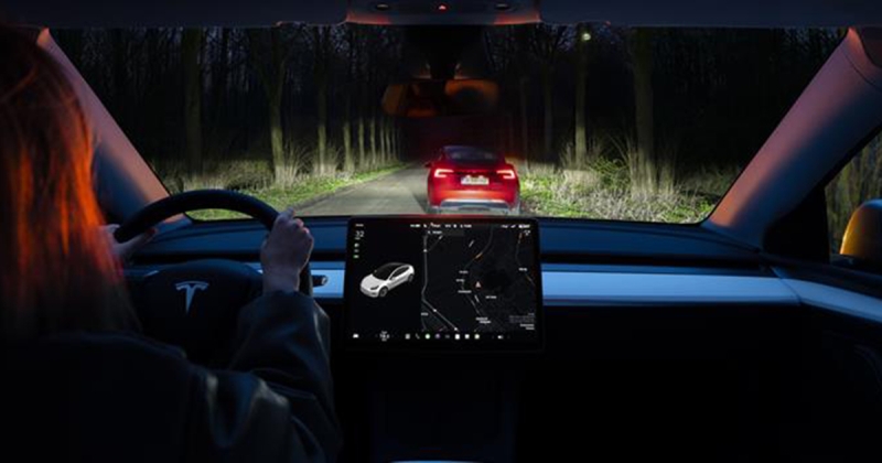 Адаптивне дальнє світло стало доступним для автомобілів Tesla у США та Канаді