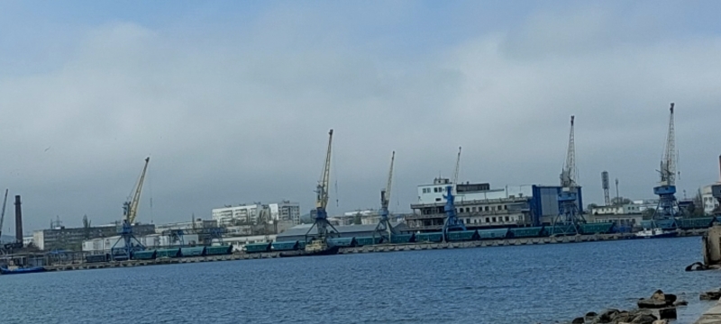 Росія продовжує використовувати Керченський рибний порт для експорту зрідженого газу та українського зерна