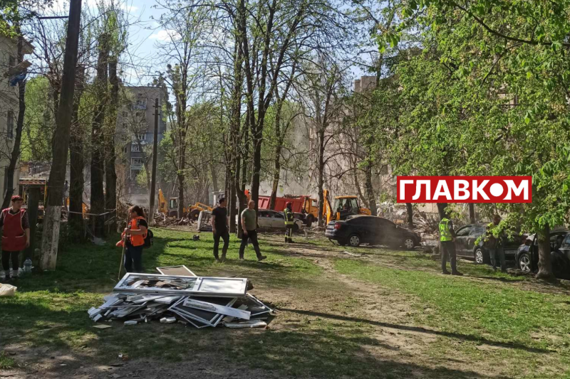 Київ оговтується після масованої російської атаки: фоторепортаж з місця удару