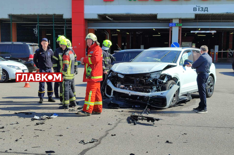 Моторошна ДТП на Здолбунівській: у Києві зіштовхнулися два позашляховики