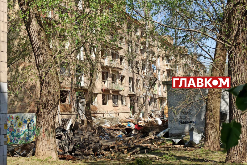 Київ оговтується після масованої російської атаки: фоторепортаж з місця удару