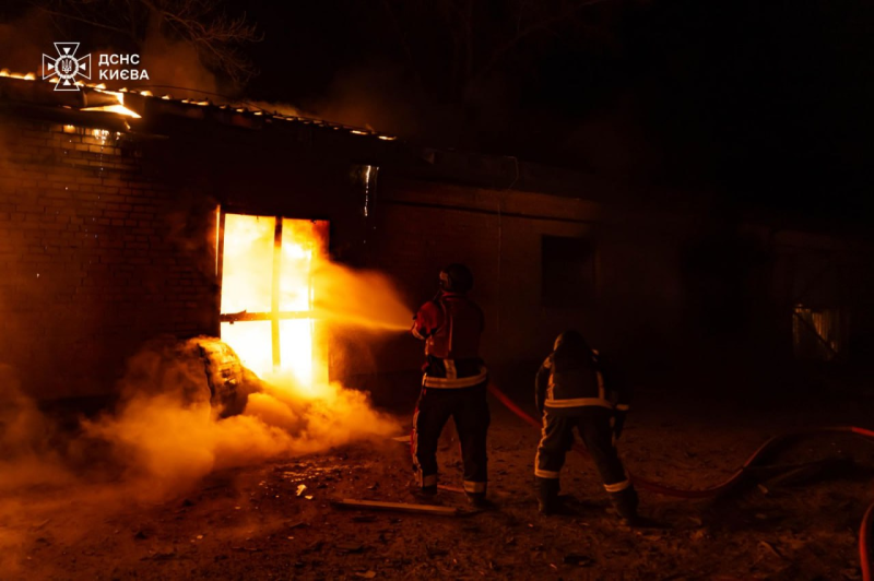 Пошкоджені будинки та авто: наслідки ворожої атаки на Київ (фото)