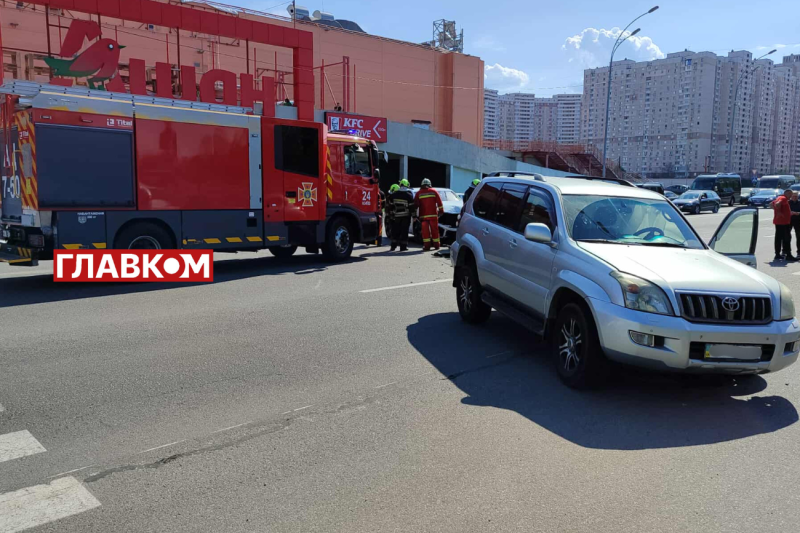Моторошна ДТП на Здолбунівській: у Києві зіштовхнулися два позашляховики