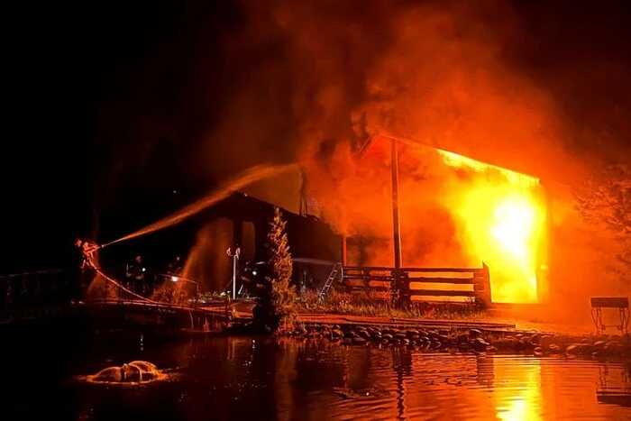 Внаслідок ворожої атаки у Броварах загорівся готельно-ресторанний комплекс