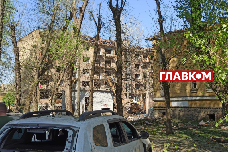 Київ оговтується після масованої російської атаки: фоторепортаж з місця удару