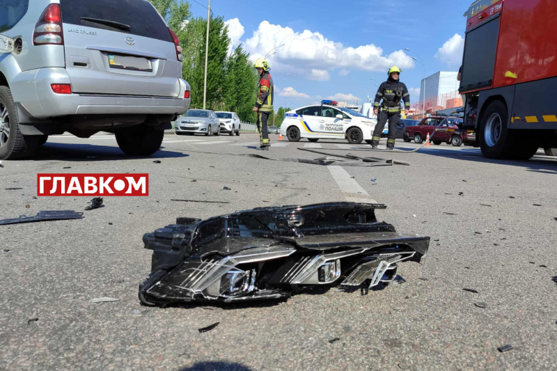 Моторошна ДТП на Здолбунівській: у Києві зіштовхнулися два позашляховики