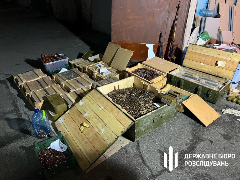 Тисячі патронів, гранатомети та снайперські гвинтівки: у Києві виявлено сховок зі зброєю