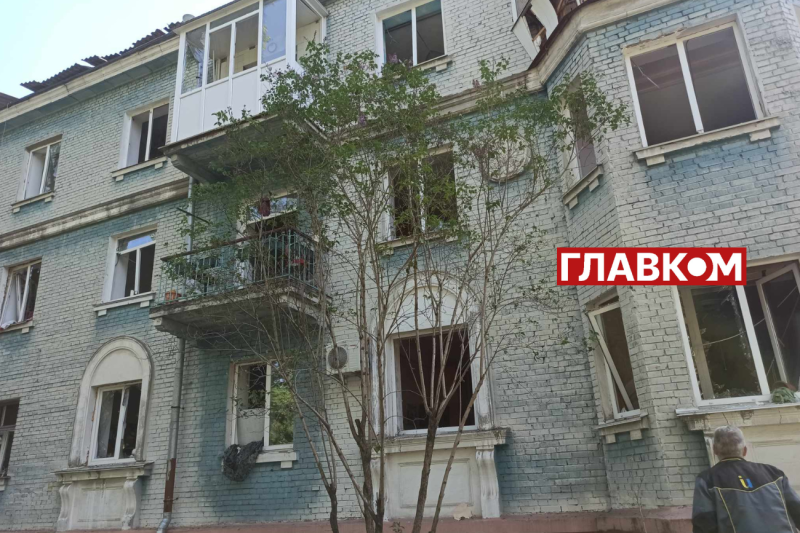 Київ оговтується після масованої російської атаки: фоторепортаж з місця удару