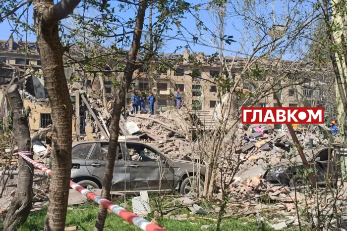 Київ оговтується після масованої російської атаки: фоторепортаж з місця удару