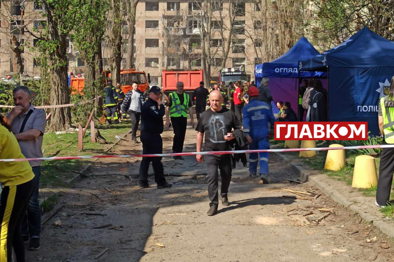 Київ оговтується після масованої російської атаки: фоторепортаж з місця удару