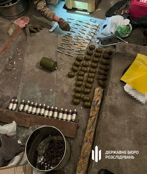 Тисячі патронів, гранатомети та снайперські гвинтівки: у Києві виявлено сховок зі зброєю