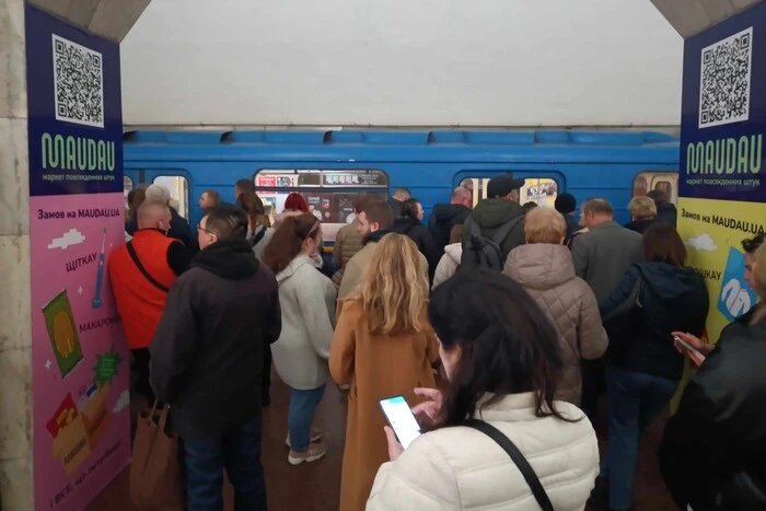У Київському метро пасажирка впала під потяг: рух синьою гілкою обмежено