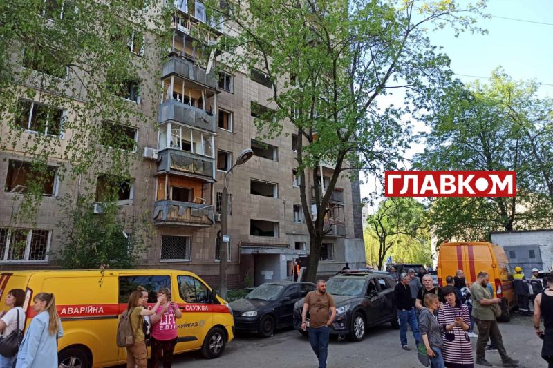 Київ оговтується після масованої російської атаки: фоторепортаж з місця удару