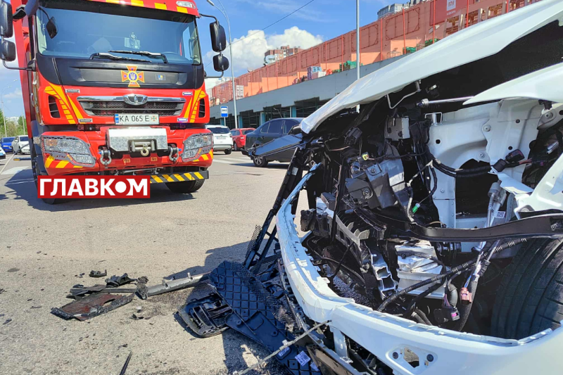 Моторошна ДТП на Здолбунівській: у Києві зіштовхнулися два позашляховики