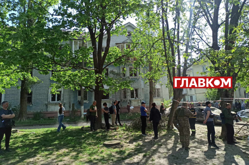 Київ оговтується після масованої російської атаки: фоторепортаж з місця удару